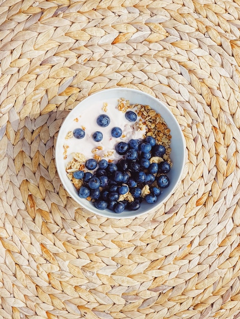 Heidelbeer-Joghurt-Müslischale als gesundes Frühstück und Morgenmahlzeit, süße Speisen und Bio-Beerenobstdiät und -ernährung