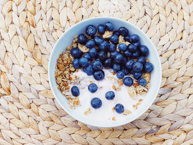 Heidelbeer-Joghurt-Müslischale als gesundes Frühstück und Morgenmahlzeit, süße Speisen und Bio-Beerenobstdiät und -ernährung