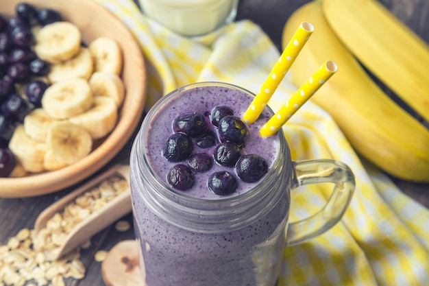 Heidelbeer-Smoothie mit Banane und Haferflocken im Glas