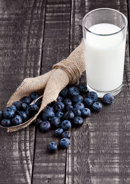 Heidelbeeren auf Löffel mit Milchglas