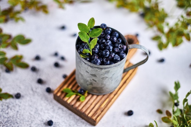 Heidelbeeren in einer eisernen Tasse Draufsicht