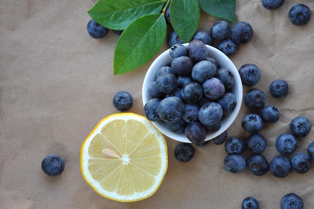 Heidelbeeren mit Draufsicht der Zitronenscheibe