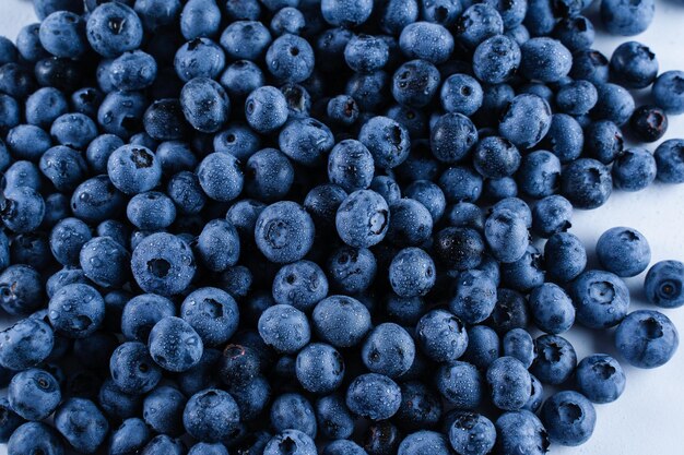 Heidelbeeren mit Wassertropfen Saisonbeere der Heidelbeere des Sommers Viele natürliche Bio-Heidelbeeren