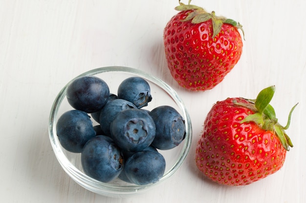 Heidelbeeren und Erdbeeren