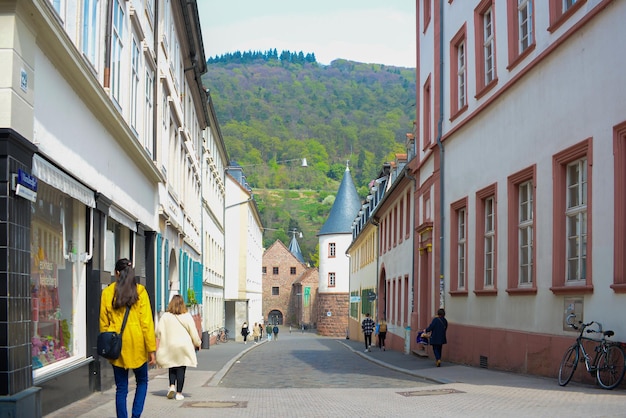 HEIDELBERG DEUTSCHLAND Mai 2022 Marktstraßen voller Touristen in Heidelberg in Deutschland Heid