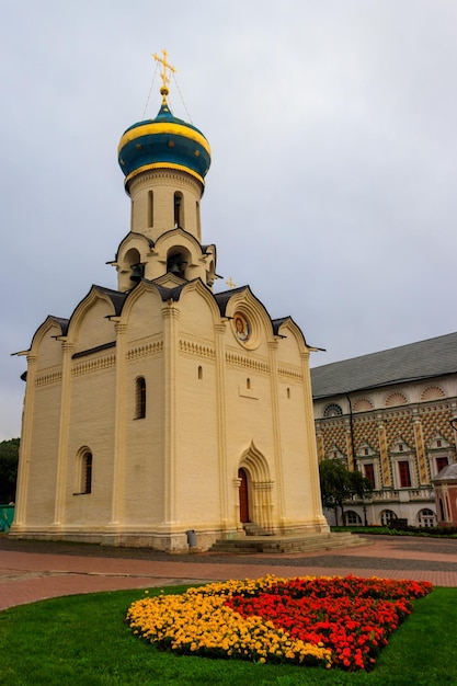 Foto heilig-geist-kirche der dreifaltigkeit lavra von st. sergius in sergiev posad russland