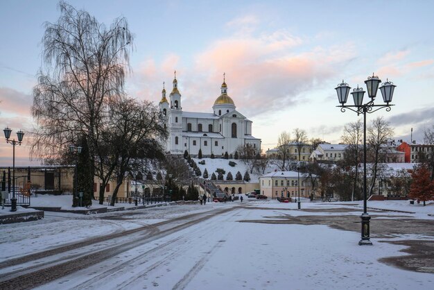 Heilig-Geist-Kloster und die Heilig-Entschlafens-Kathedrale von der Puschkin-Straße Vitebsk Weißrussland