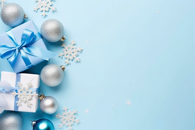 Heiligabend-Konzept Foto von oben mit blauen und silbernen Kugeln, Schneeflocken-Ornamenten, stilvollen Geschenkboxen und Konfetti