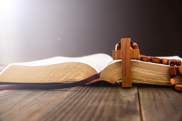 Heilige Bibel mit Holzkreuz