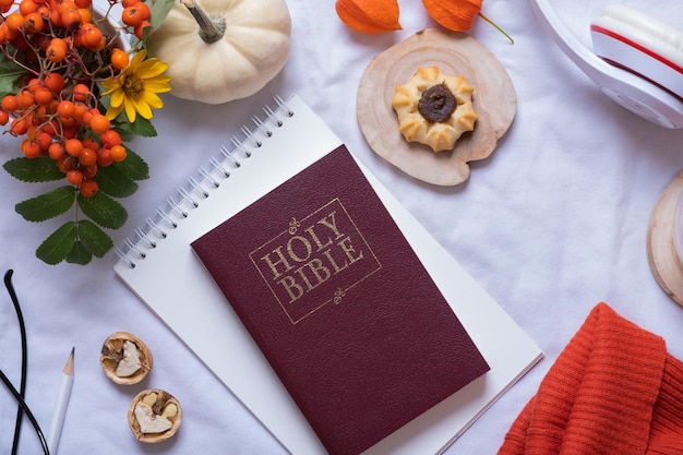 Heilige Bibel und Herbst gemütliches Dekor Draufsicht Bibelstudium Herbstkonzept