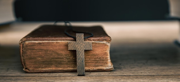 Heilige Bibel und Holzkreuz
