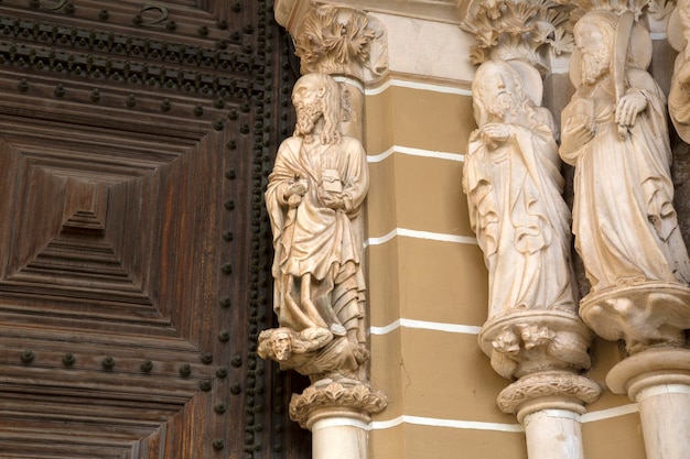 Heiligenfiguren auf Kathedralentür in Evora, Portugal