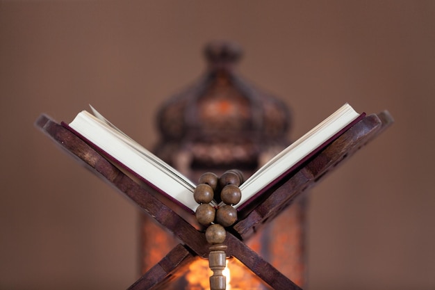 Heiliges Buch der Muslime mit Brot auf dunklem Hintergrund