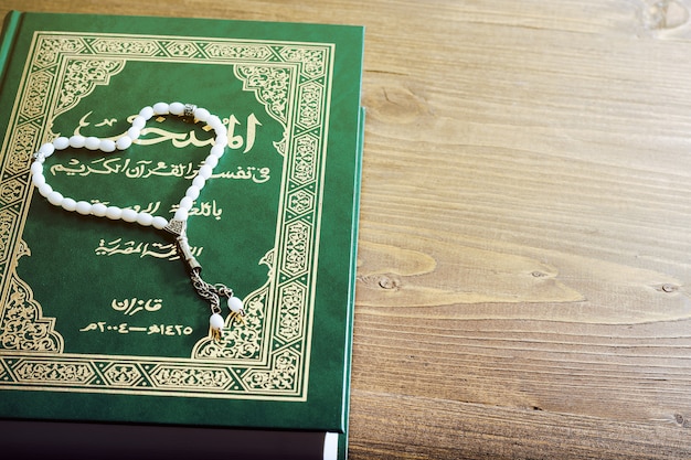Heiliges Quran-Buch mit Rosenkranz. Gebetskonzept. getönt