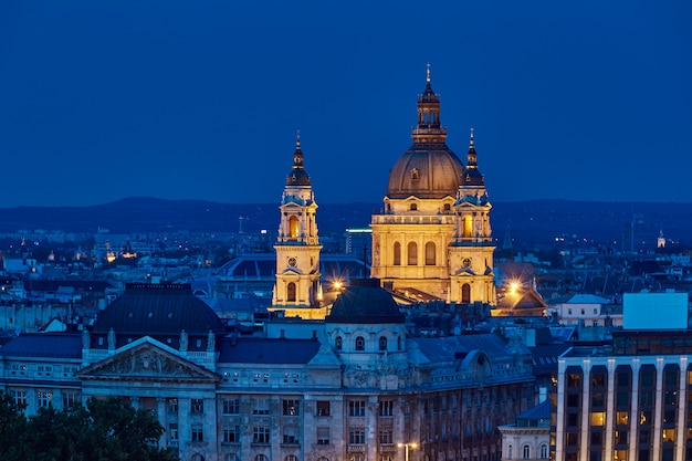 Heiliges Stephens Basilika nachts blaue Stunde in Budapest