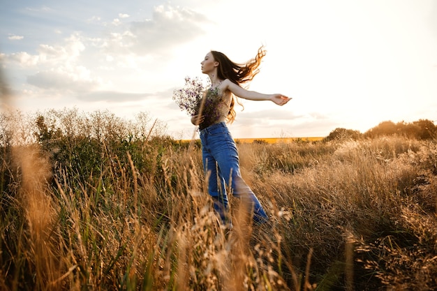 Heilkraft der Natur Vorteile der Ökotherapie Natur wirken sich auf das Wohlbefinden aus, glückliches junges Mädchen halten