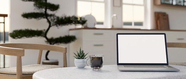 Foto heimarbeitsraum ein laptop-mockup auf einem weißen coffee-tisch in einer minimalistischen weißen küche