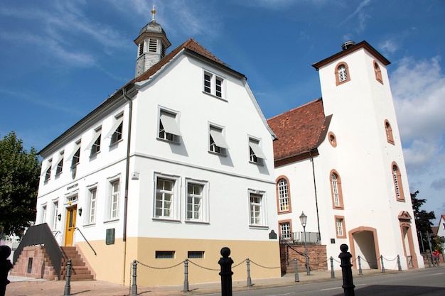 Heimatmuseum Sandhausen oder Altes Rathaus im öffentlichen Park Lege Cap Ferret Platz für Menschen, die am 25. August 2017 in Heidelberg, Deutschland, das Dorf Sandhausen besuchen