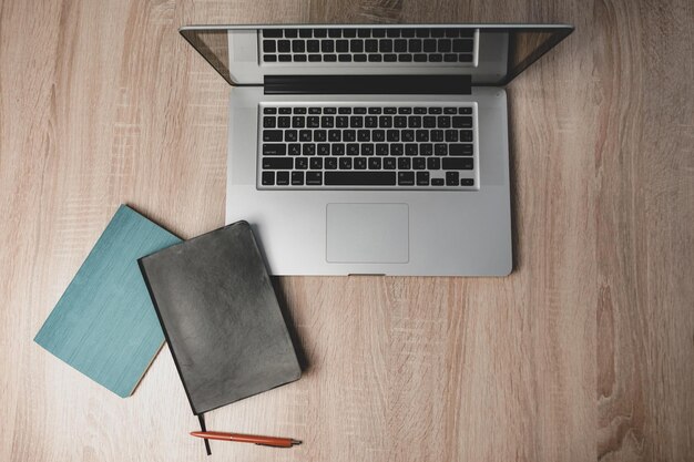 Heimbüro und leichter Arbeitsbereich mit Laptop-Mockup im Hintergrund