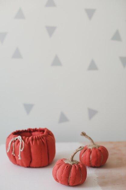 Heimherbstdekor mit gemütlichen Stoffkürbissen Thanksgiving und Halloween-Konzept