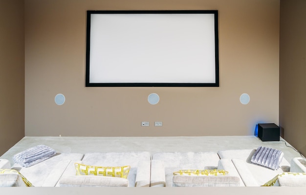 Heimkino mit bequemen Sofas im Luxushaus