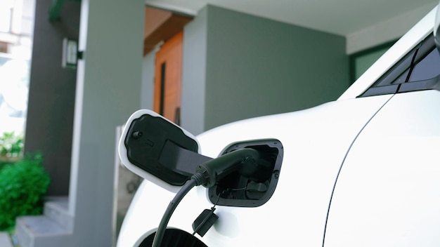 Heimladestation, die eine nachhaltige erneuerbare Stromquelle für elektronische Fahrzeuge, E-Autos zu Hause für einen fortschrittlichen modernen Lebensstil, umweltfreundliche Hybrid-Elektro- und Benzinfahrzeugbatterie bietet