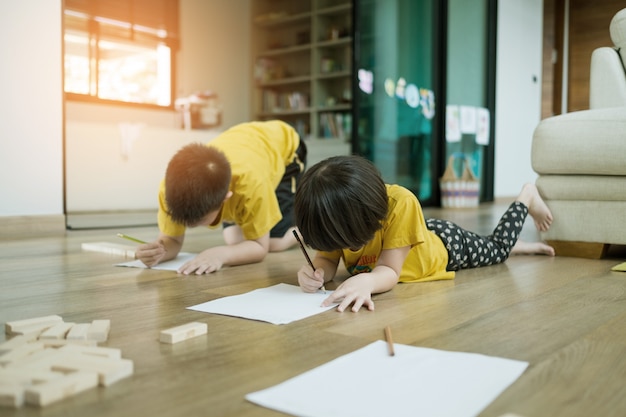 Heimschule, Kind macht Hausaufgaben, Kind schreibt Papier, lernt Zeit, Bildungskonzept