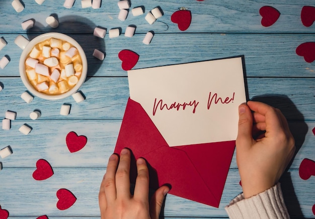 Heirate mich Text auf Valentinstagskarte Inschrift positiver Zitat Satz weibliche Hände halten Valentinstag