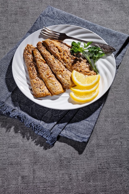 Foto heiß geräucherte würzige scomber-makrelen-fischfilets