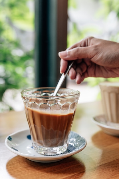 Heiß serviert vietnamesischer Kaffee.