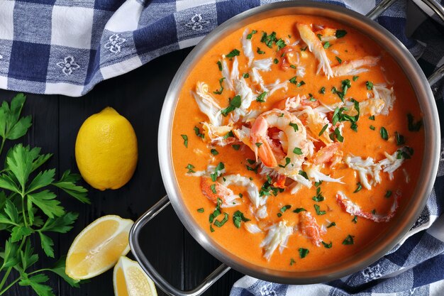 heiße Biskuitcreme oder dicke Suppe aus zerkleinertem Schneekrabbenfleisch