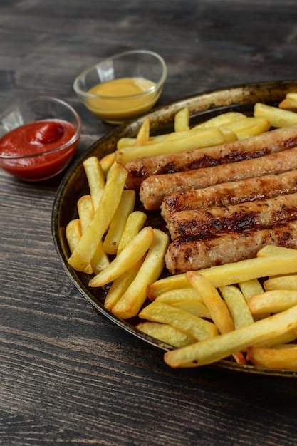 heiße Bratwürste mit Pommes Frites Ketchup Senf