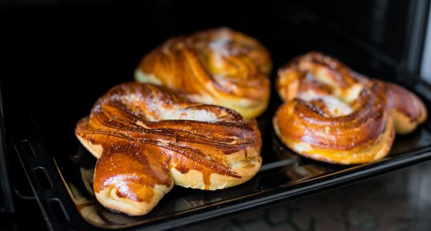 Heiße Brötchen auf einem Backblech