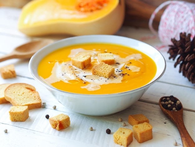 Heiße Butternut-Kürbis-Kürbissuppe