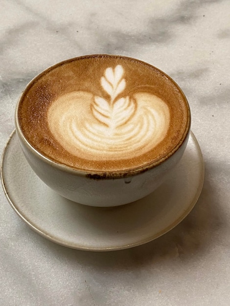 Heiße Cappuccinotasse auf Holztisch