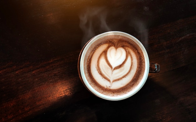 Heiße Cappucinno servieren auf Holztisch in Bannergröße