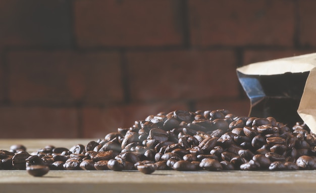 Heiße frische Kaffeebohnen auf Holz