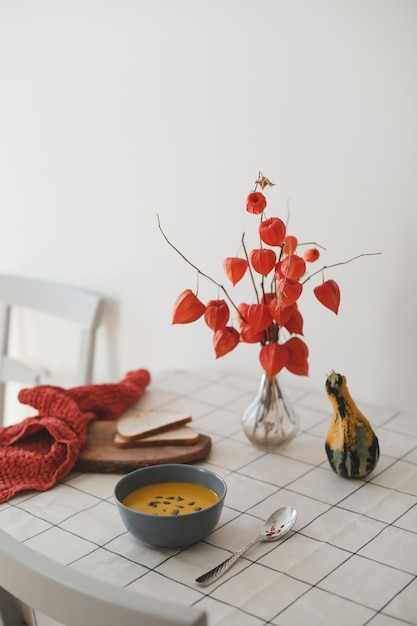 Foto heiße gesunde vegetarische kürbiscremesuppe mit kernen auf dem tisch