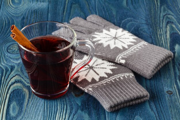 Heiße Handschuhe auf Holztisch