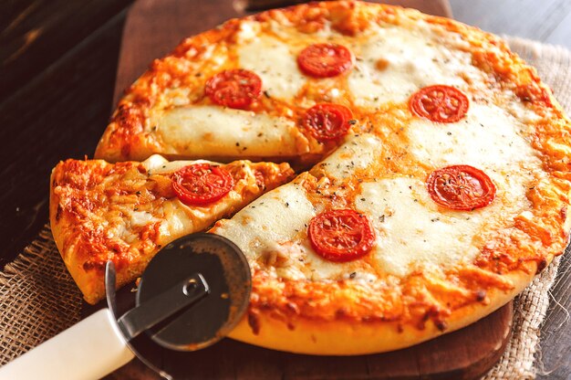 Heiße hausgemachte Peperoni-Pizza verzehrfertig. natürliches Licht