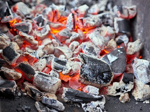 heiße Holzkohle im Grill