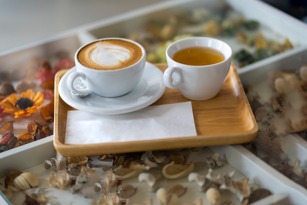 Heiße Kaffee- und Teegläser werden auf den Tisch gestellt.