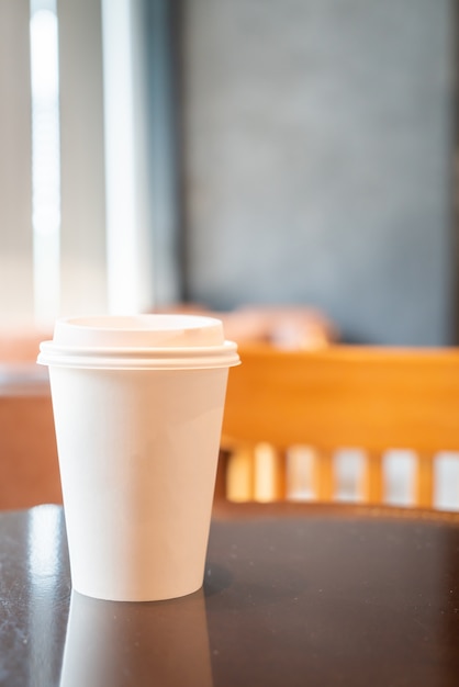 heiße Kaffeepapierschale in der Kaffeestube