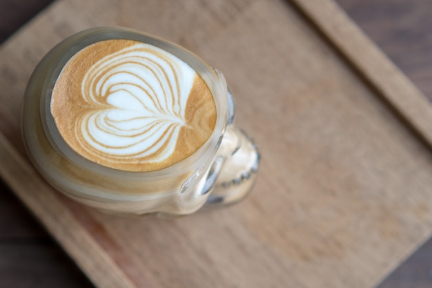 Foto heiße kaffeeschädelschale auf holztisch