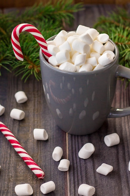 Foto heiße kaffeeschokolade mit eibisch auf rustikalem holztisch