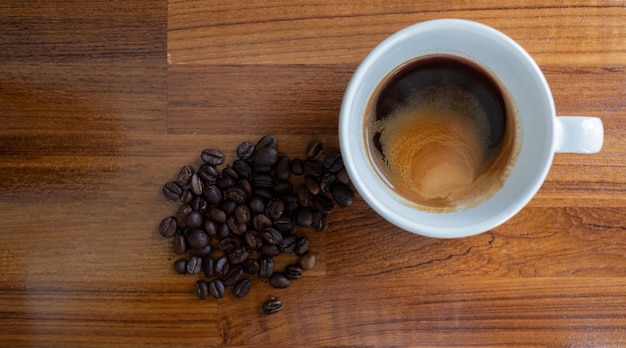 Heiße Kaffeetasse auf dem Tisch, Entspannungszeit, Morgenzeit