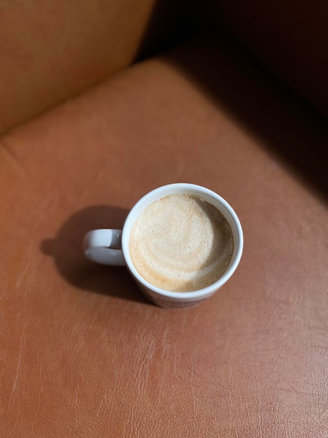 heiße Kaffeetasse auf dem Tisch