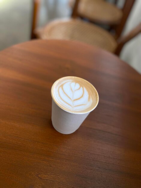 heiße Kaffeetasse auf dem Tisch