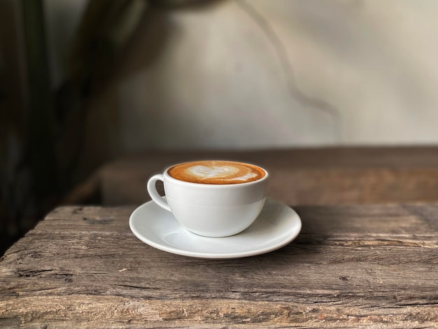 heiße Kaffeetasse auf dem Tisch