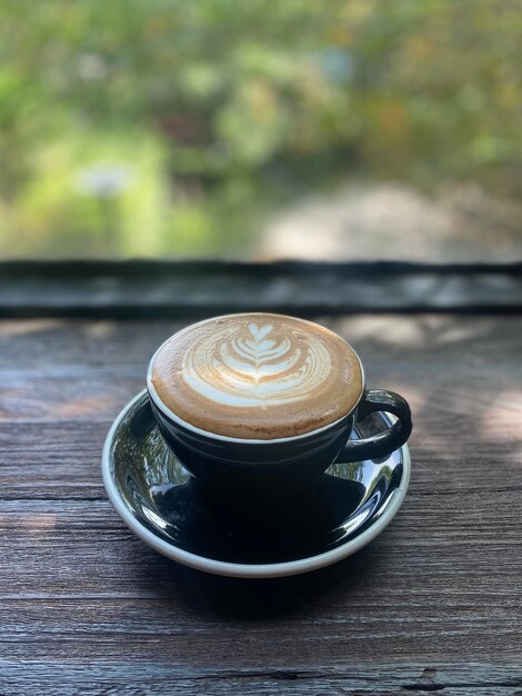 heiße Kaffeetasse auf dem Tisch